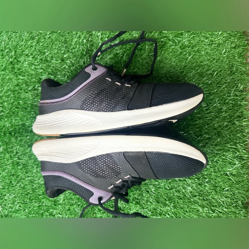Under Armour Women’s Black and White Athletic Shoes Sleek Design Size 8‎